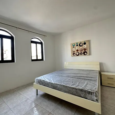 Budget Friendly In Swieqi - 10 Minutes Walk To Paceville & The Apartment *