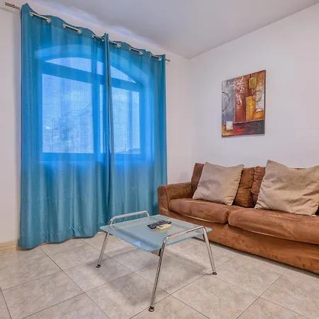 Budget Friendly In Swieqi - 10 Minutes Walk To Paceville & The 아파트